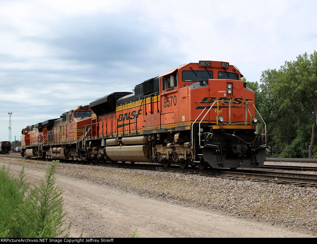 BNSF 8570